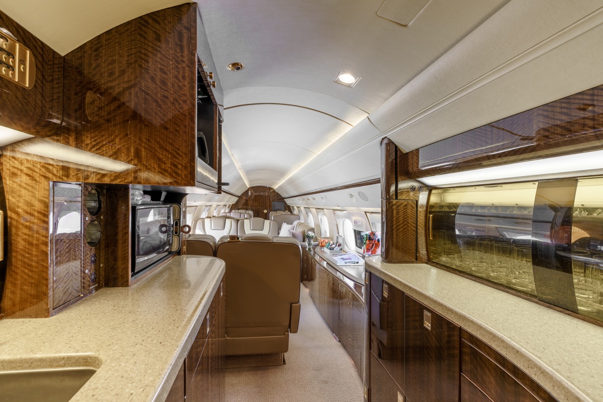 Wide cabin interior of the Gulfstream GV